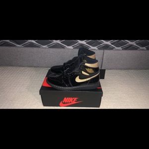 Jordan 1 High Metallic Golds